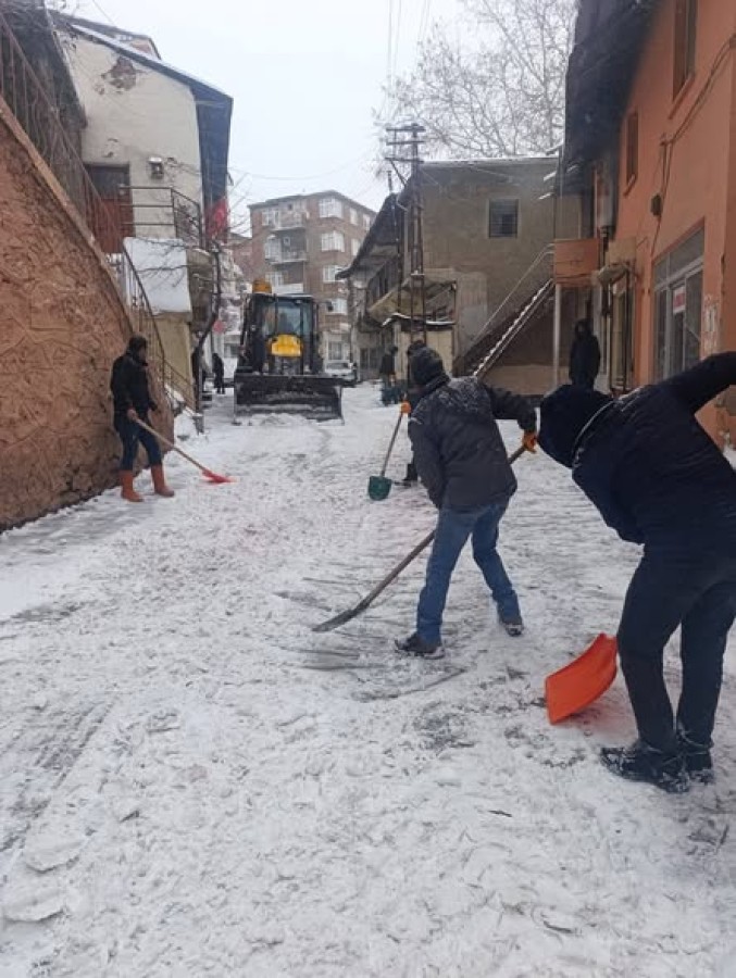 İlçe Genelinde Yol Açma Ve Tuzlama Çalışmaları